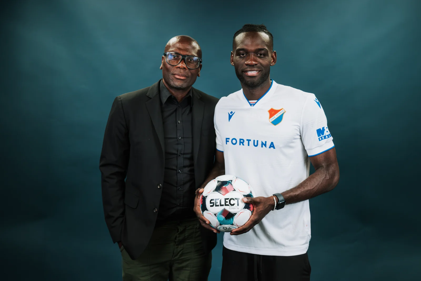 Roan Nogha signe au FC Baník Ostrava, avec Blaise Nkufo