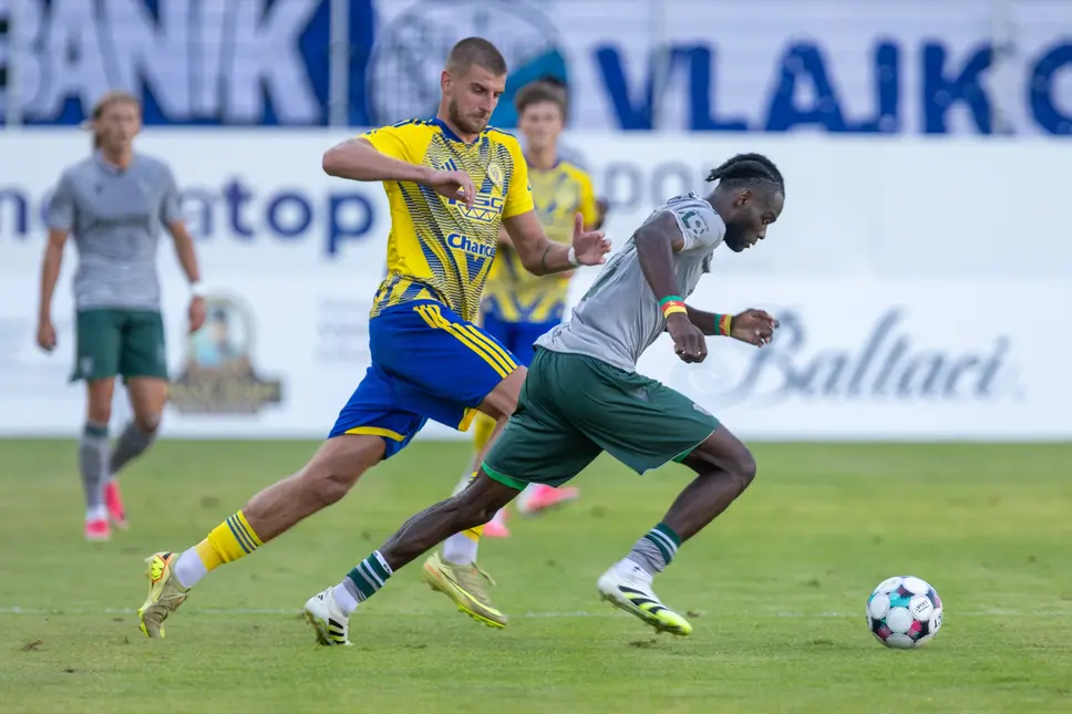 Roan Nogha en action avec le Baník Ostrava contre Zlín